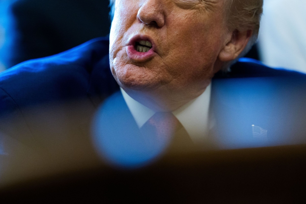Judecător federal blochează interdicția impusă de Donald Trump împotriva unor instituții de presă