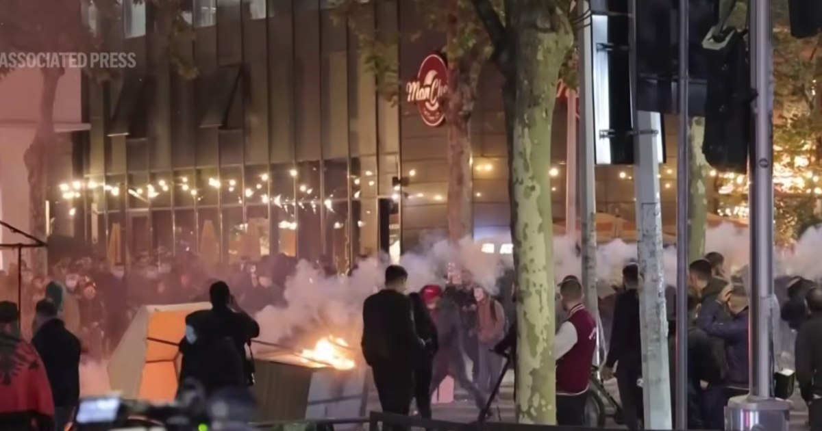 Violențe masive în Tirana: Studenții au incendiat clădiri guvernamentale și bănci în protest