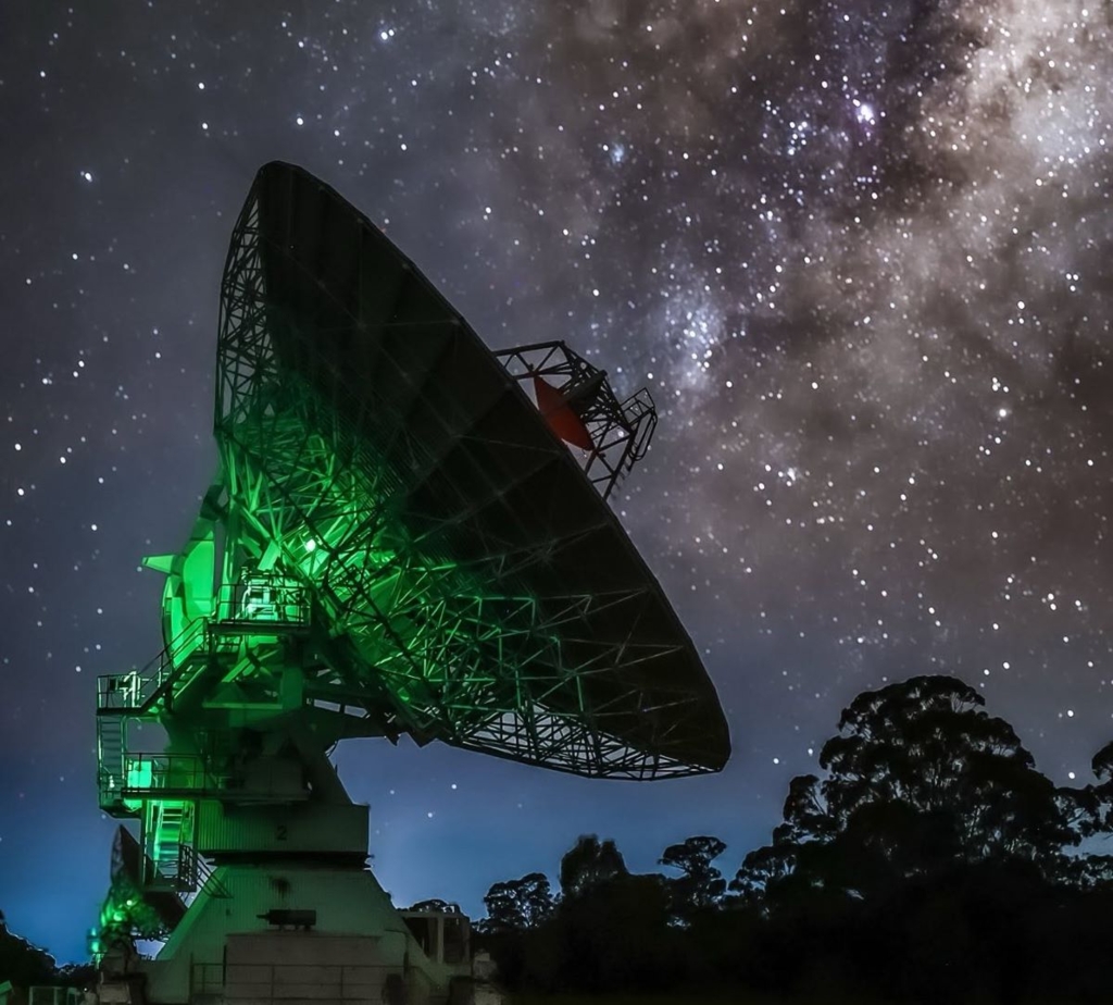 Un semnal radio misterios din spațiul cosmic a fost detectat la o distanță record