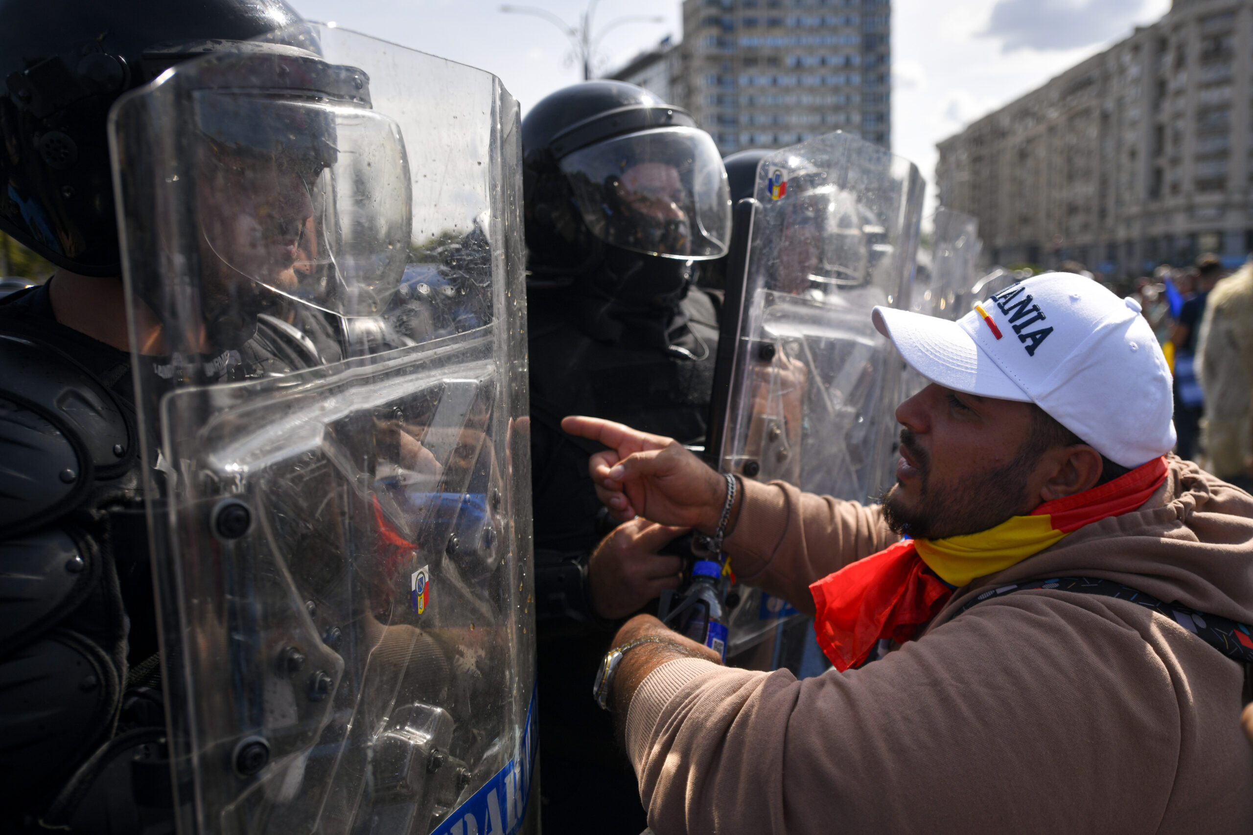 Arest la domiciliu pentru patru persoane implicate în violențele de la protestul din Piața Victoriei