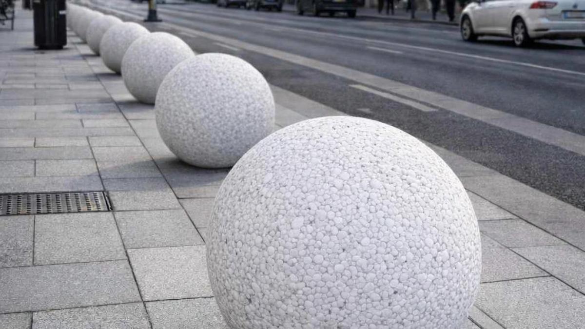 Rolul barierelor de beton pe trotuare: de ce sunt instalate bilele de beton în spațiul urban