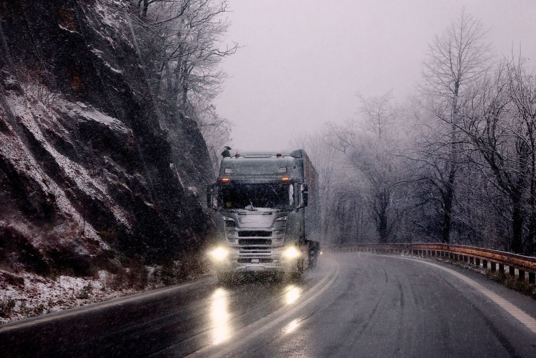 Condiții de iarnă pe Transfăgărășan: Ninge în zona înaltă a județului Argeș