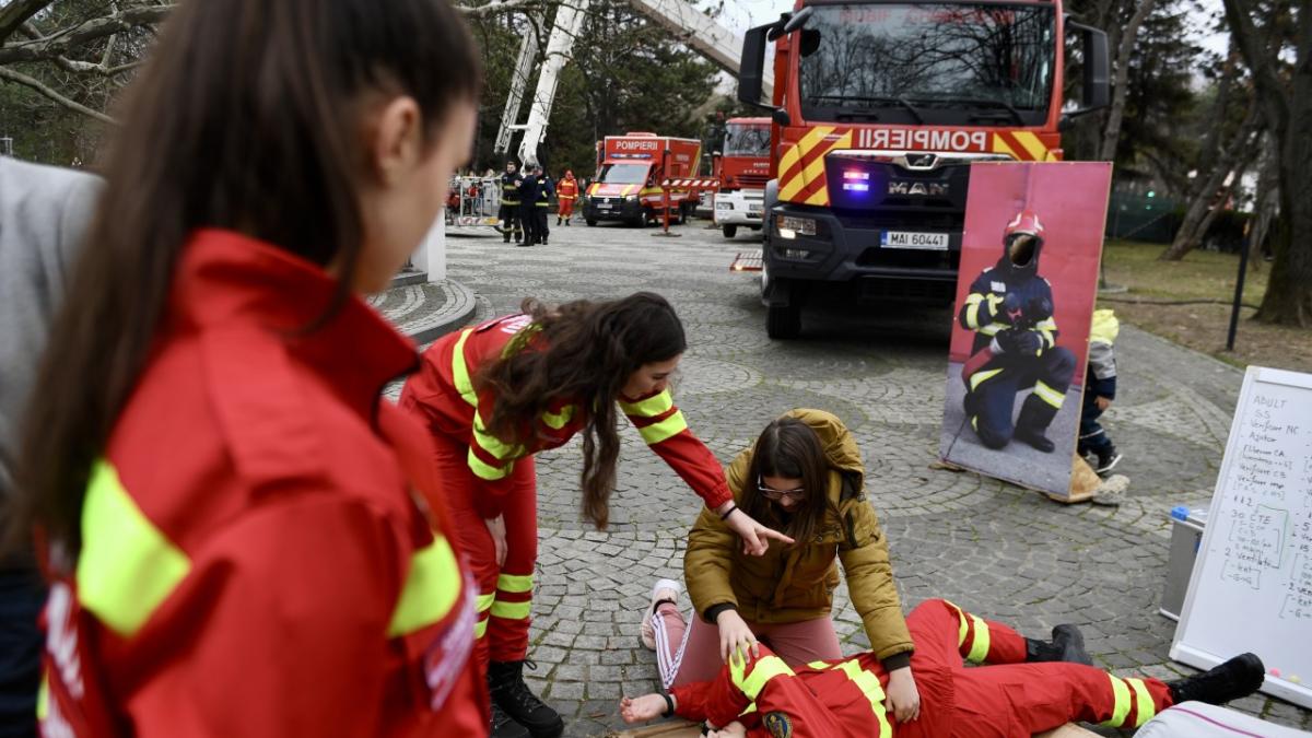 Crucea Roșie Română organizează un flashmob la Arcul de Triumf pentru Ziua Mondială a Resuscitării