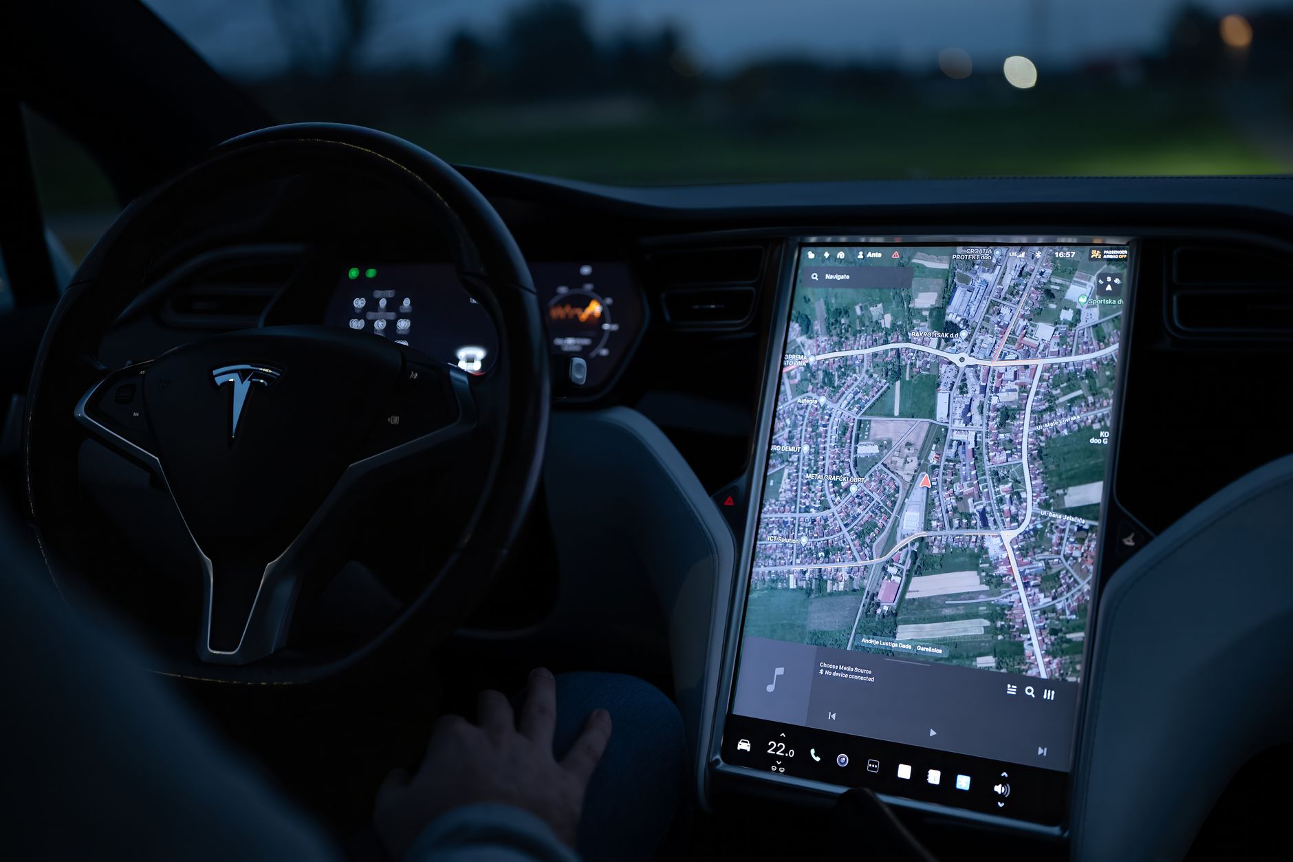 Tesla a prezentat noul Roadster: mașină capabilă să zboare și să accelereze de la 0 la 100 km/h în sub o secundă