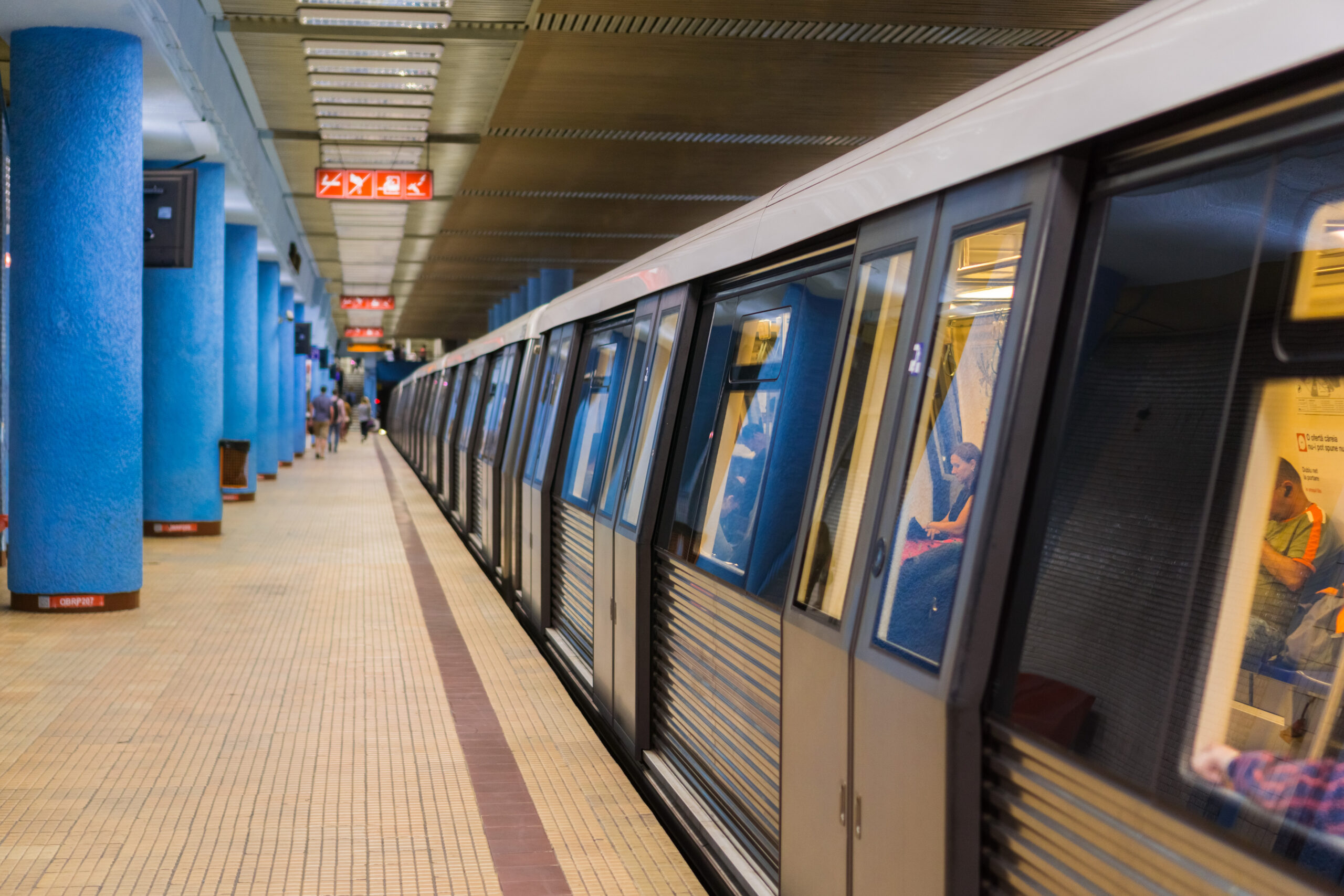 Accident grav la metrou în stația Ștefan cel Mare: o femeie de 24 de ani a fost lovită de tren