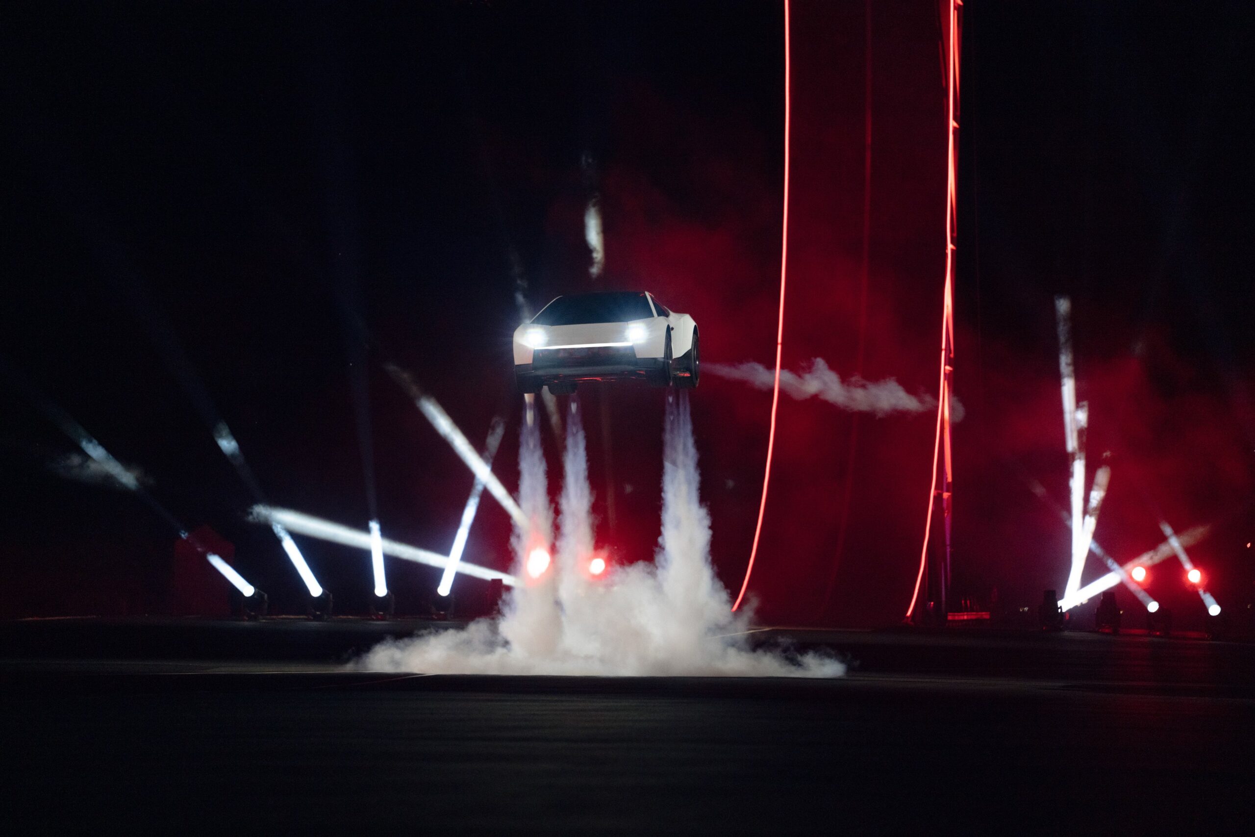 Tesla a lansat oficial noul model Roadster, care include o variantă de echipare capabilă să zboare