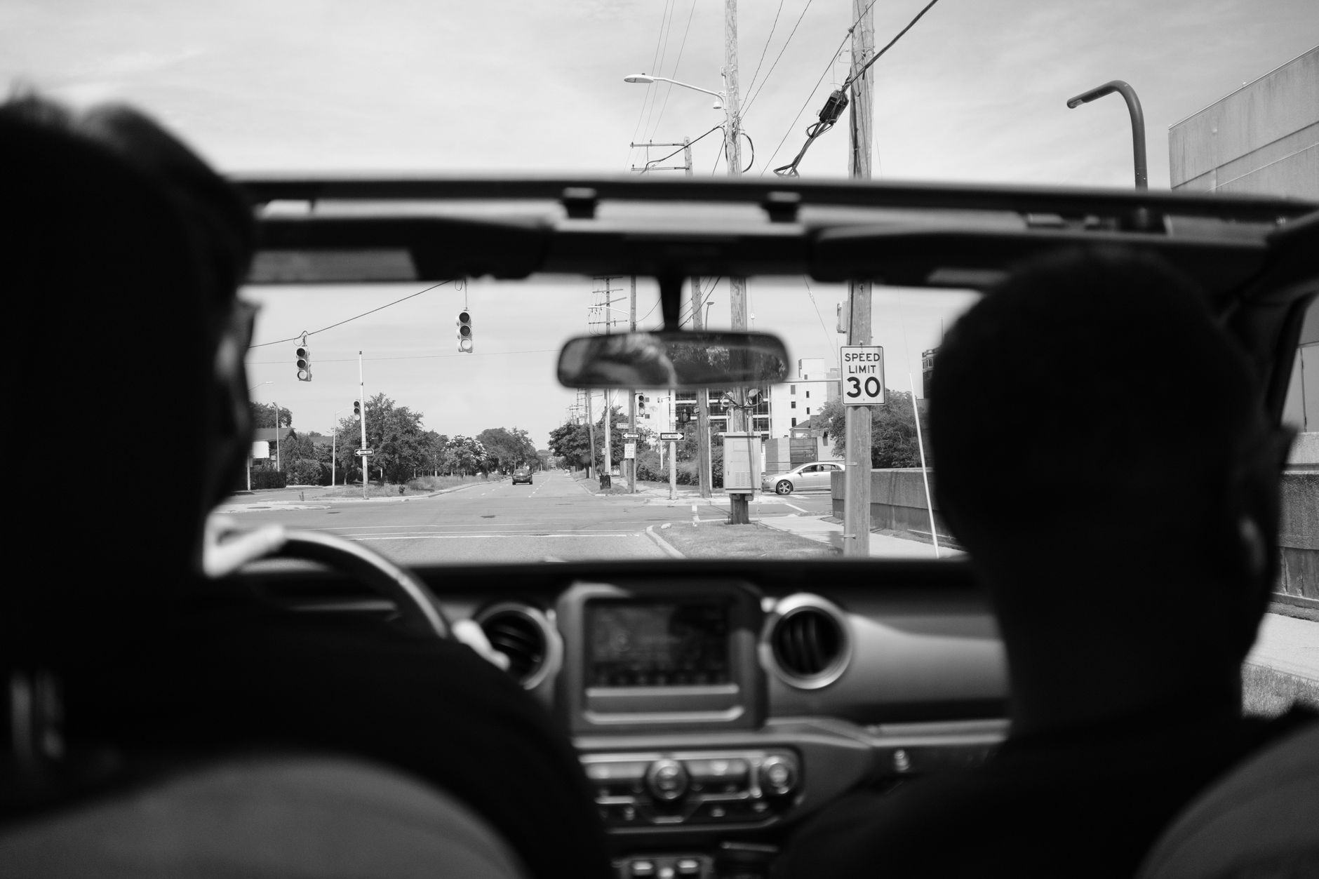 Regula rutieră ignorată de mulți șoferi: valabilitatea limitei de viteză la intrarea în localitate