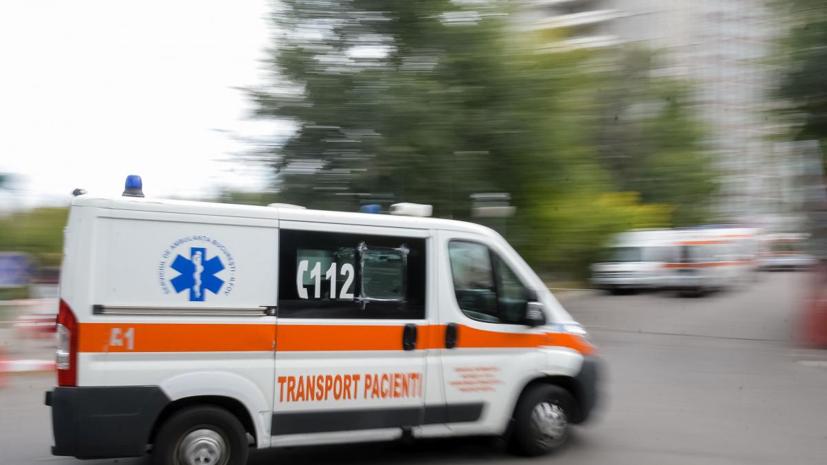Accident rutier în Piața Operei din București: un autoturism s-a răsturnat în urma unei coliziuni