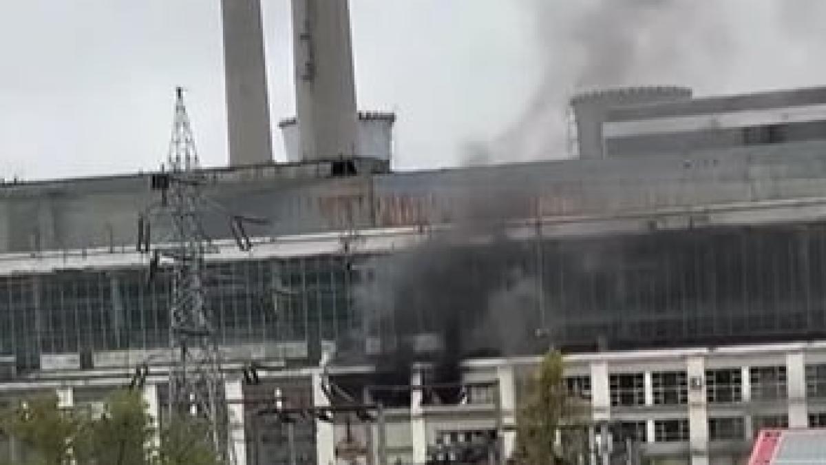 Incendiu major la CET Iași: Flăcările au cuprins 1.000 de metri pătrați într-o hală industrială