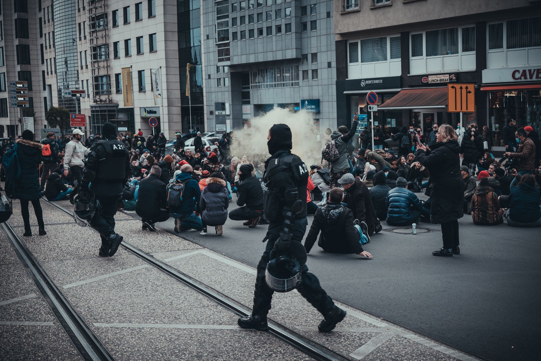 Proteste violente în Italia: poliția a folosit gaze lacrimogene și tunuri cu apă în Milano și Bologna