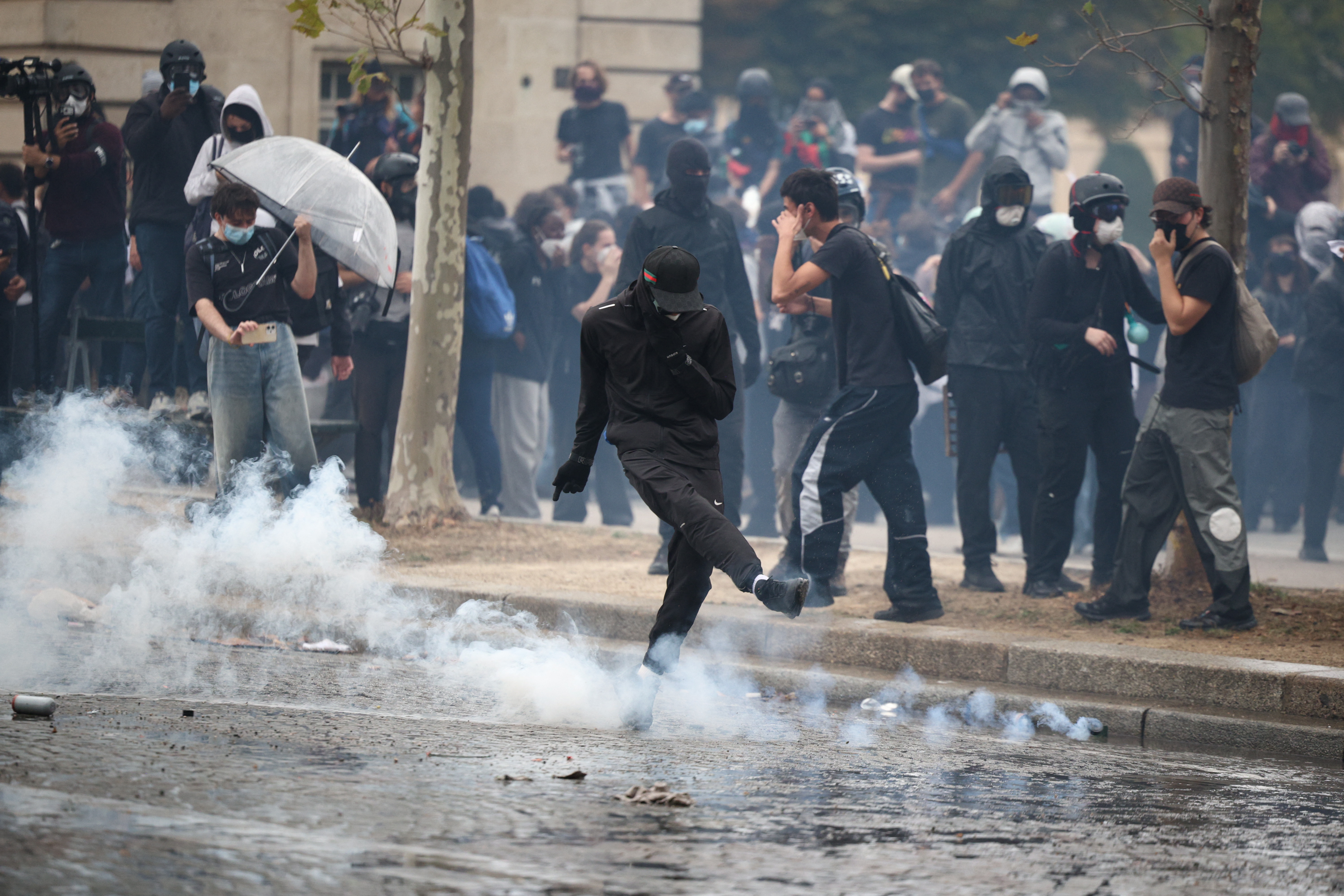 Violențe masive și sute de arestări în Franța, după protestele împotriva creșterii costului vieții