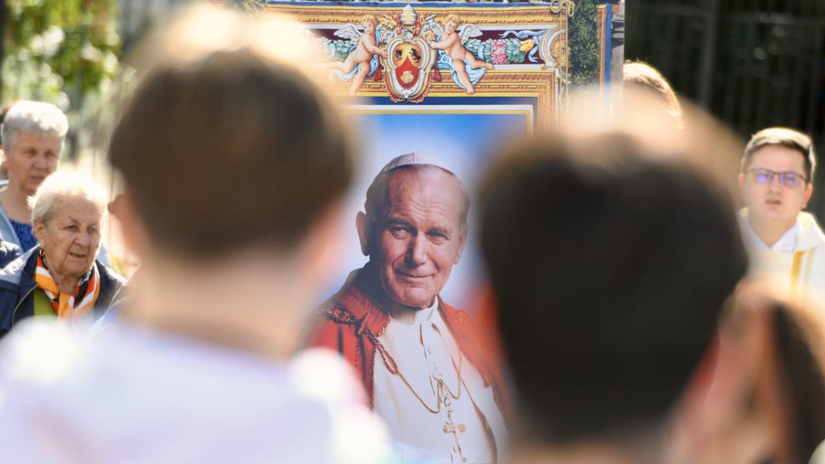 Procesiune cu relicva Sfântului Papă Ioan Paul al II-lea pe străzile Bucureștiului