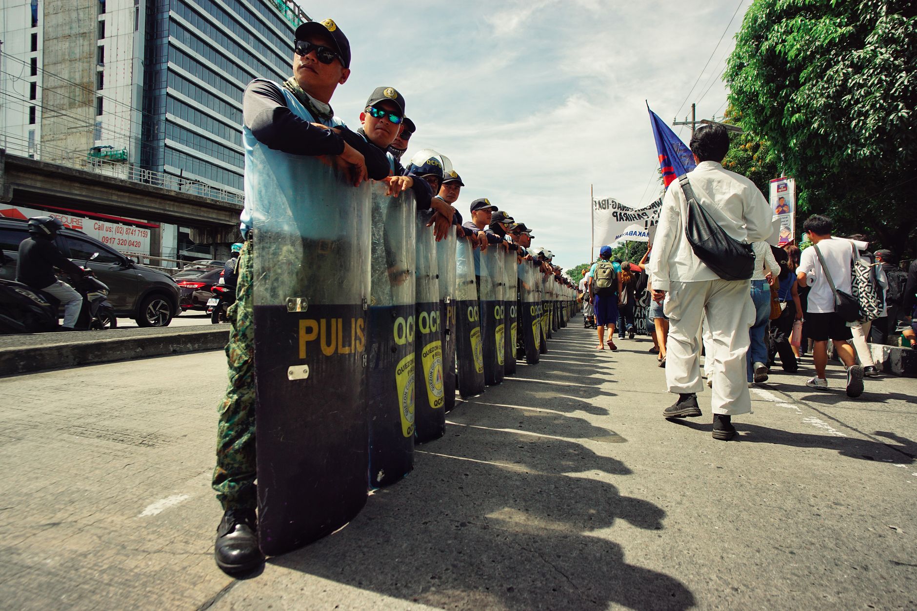 Violențe masive în Tirana: Protestele împotriva premierului Edi Rama au degenerat în confruntări violente