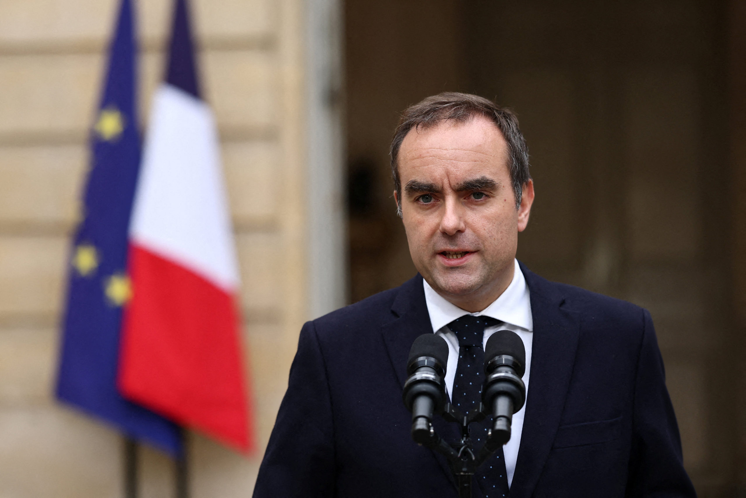 Premierul francez organizează o reuniune de urgență după protestele violente care au afectat Franța