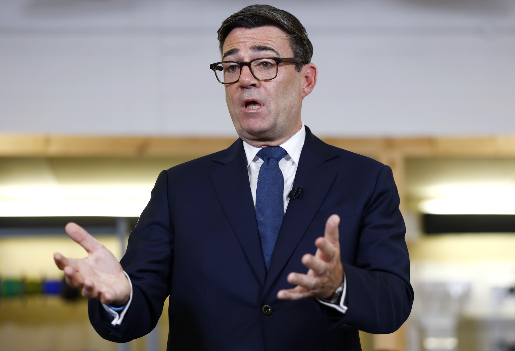 Andy Burnham lansează o campanie împotriva comportamentelor deranjante în transportul public din UK