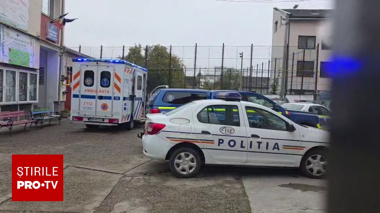 Atac cu cuțitul într-o școală din Bistrița: o profesoară și un elev au fost înjunghiate