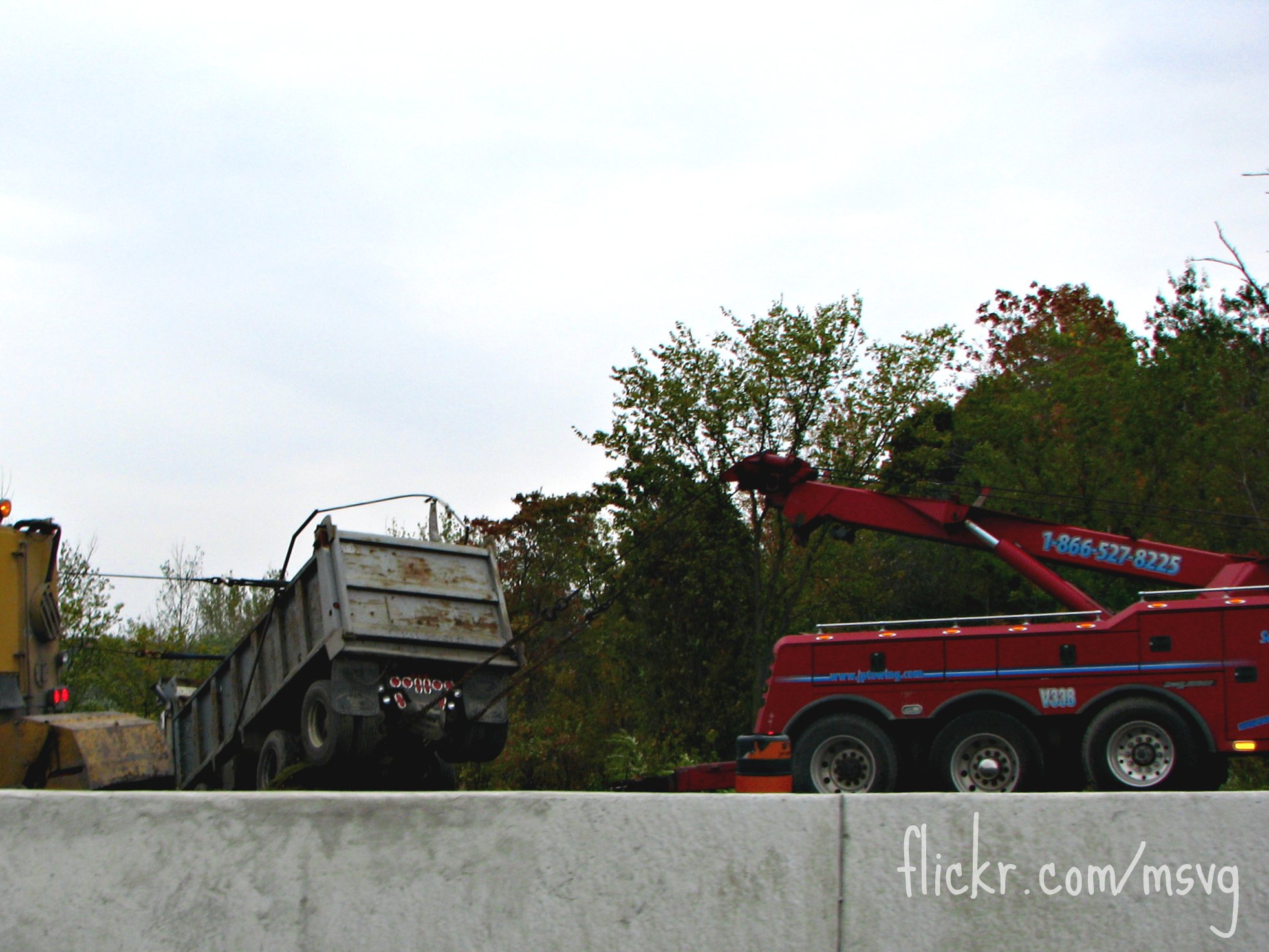 Accident grav în Ilfov: Un camion a lovit o autospecială de salubritate pe contrasens