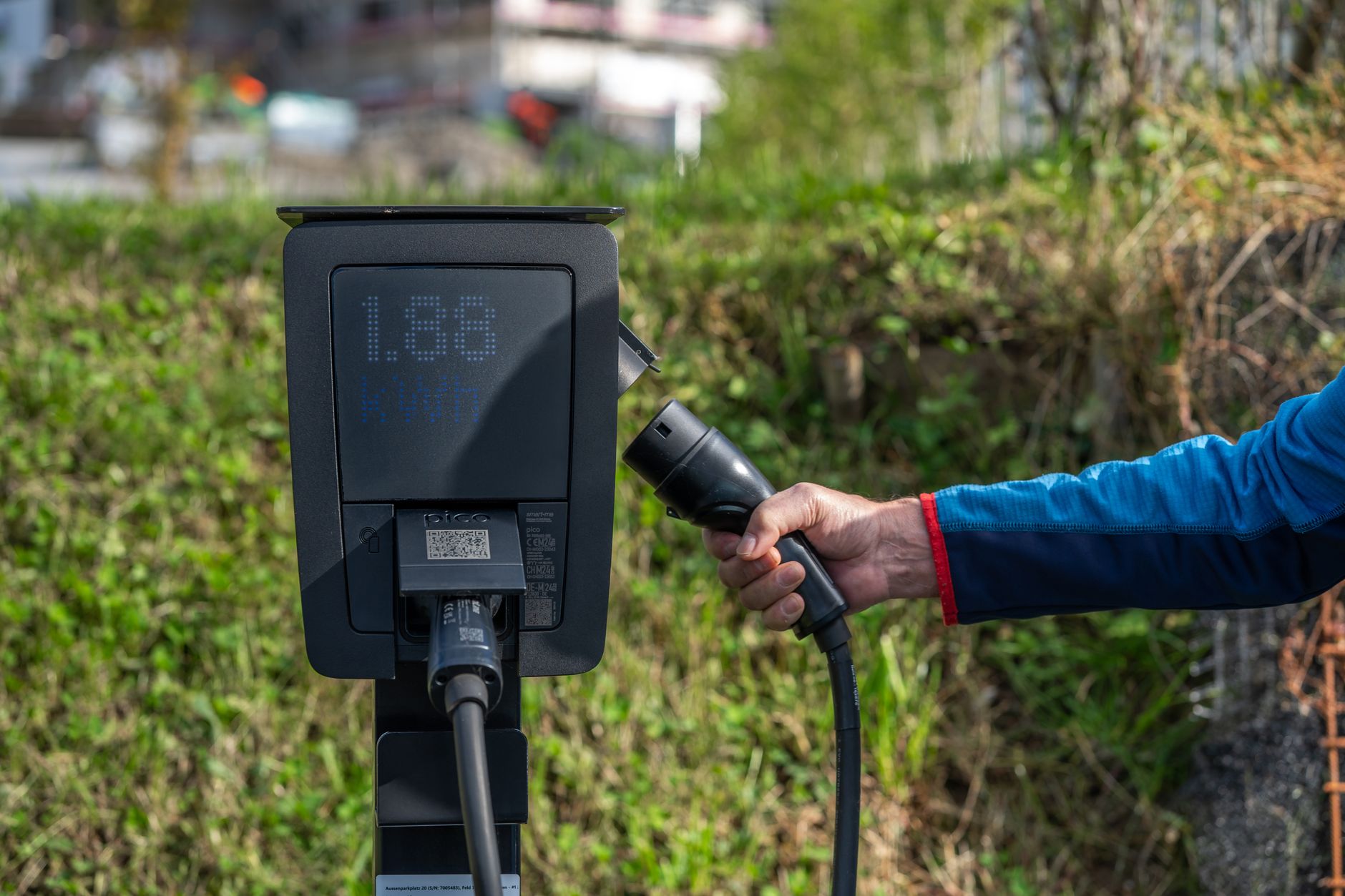 Tesla finanțează viitorul prin energie: creșterea prețurilor și extinderea rețelei de încărcare