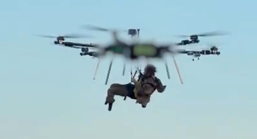 Ucraina realizează prima evacuare medicală a unui soldat rănit folosind o dronă aeriană