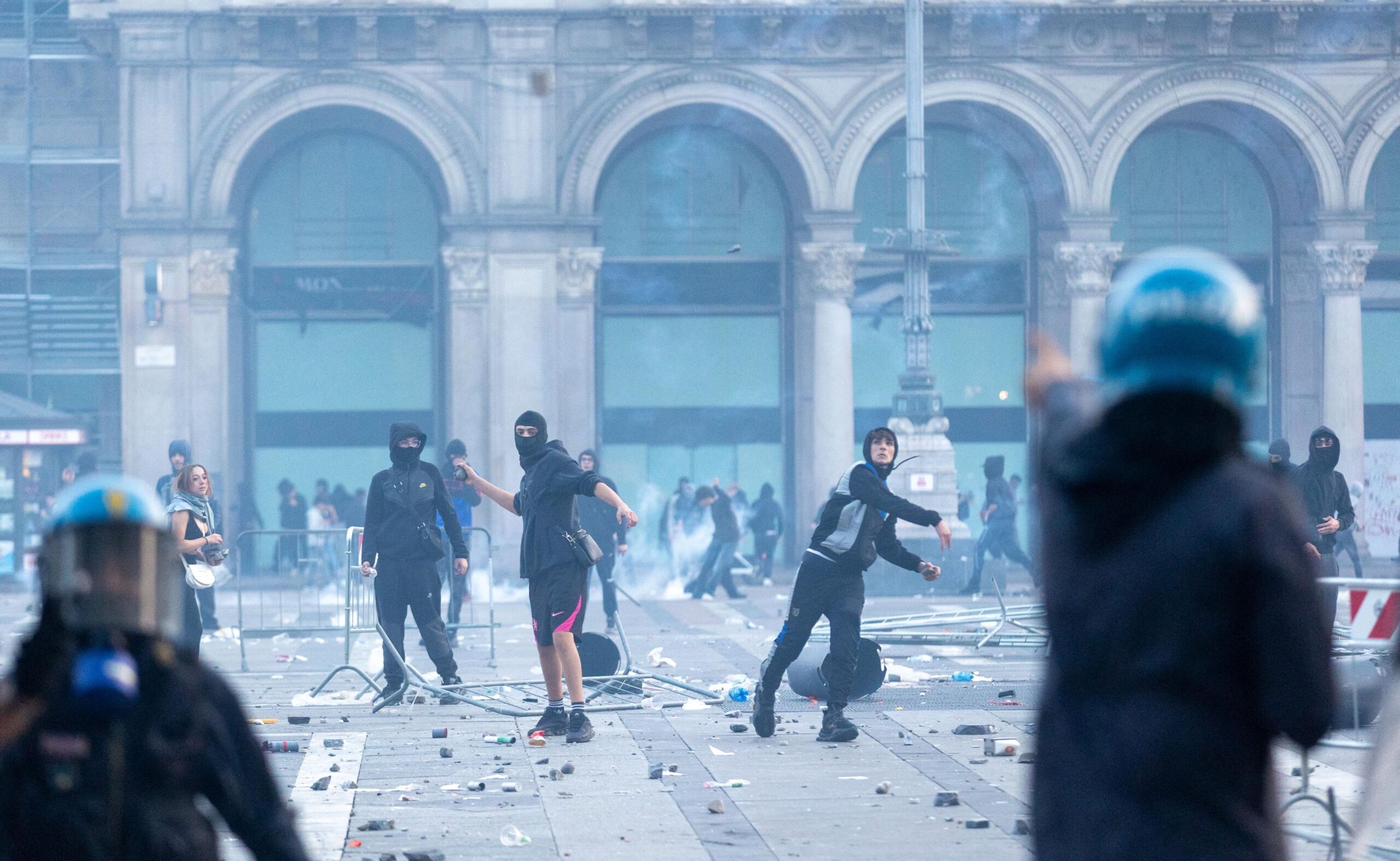 Proteste violente în Italia: Milano este afectat de jafuri, iar Guvernul a mobilizat 500 de militari