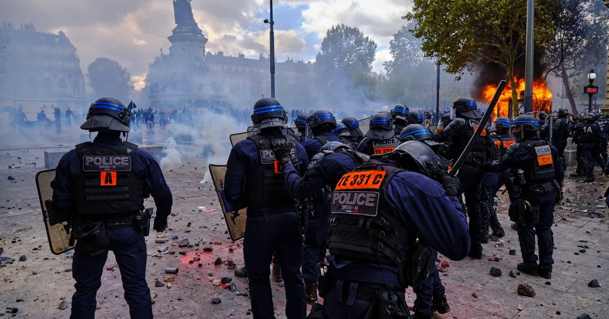 Europa, afectată de revolte violente: Franța impune restricții de circulație, Italia trimite armata la Milano