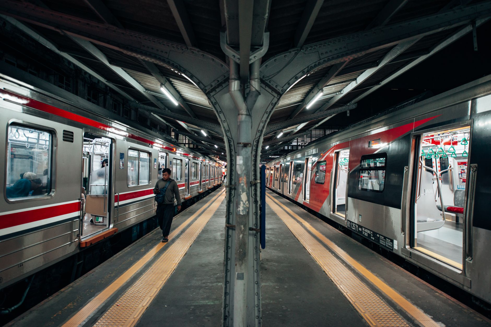 Incident grav la metrou în stația Constantin Brâncoveanu: un tânăr a fost salvat după ce a rămas prins între tren și parapet