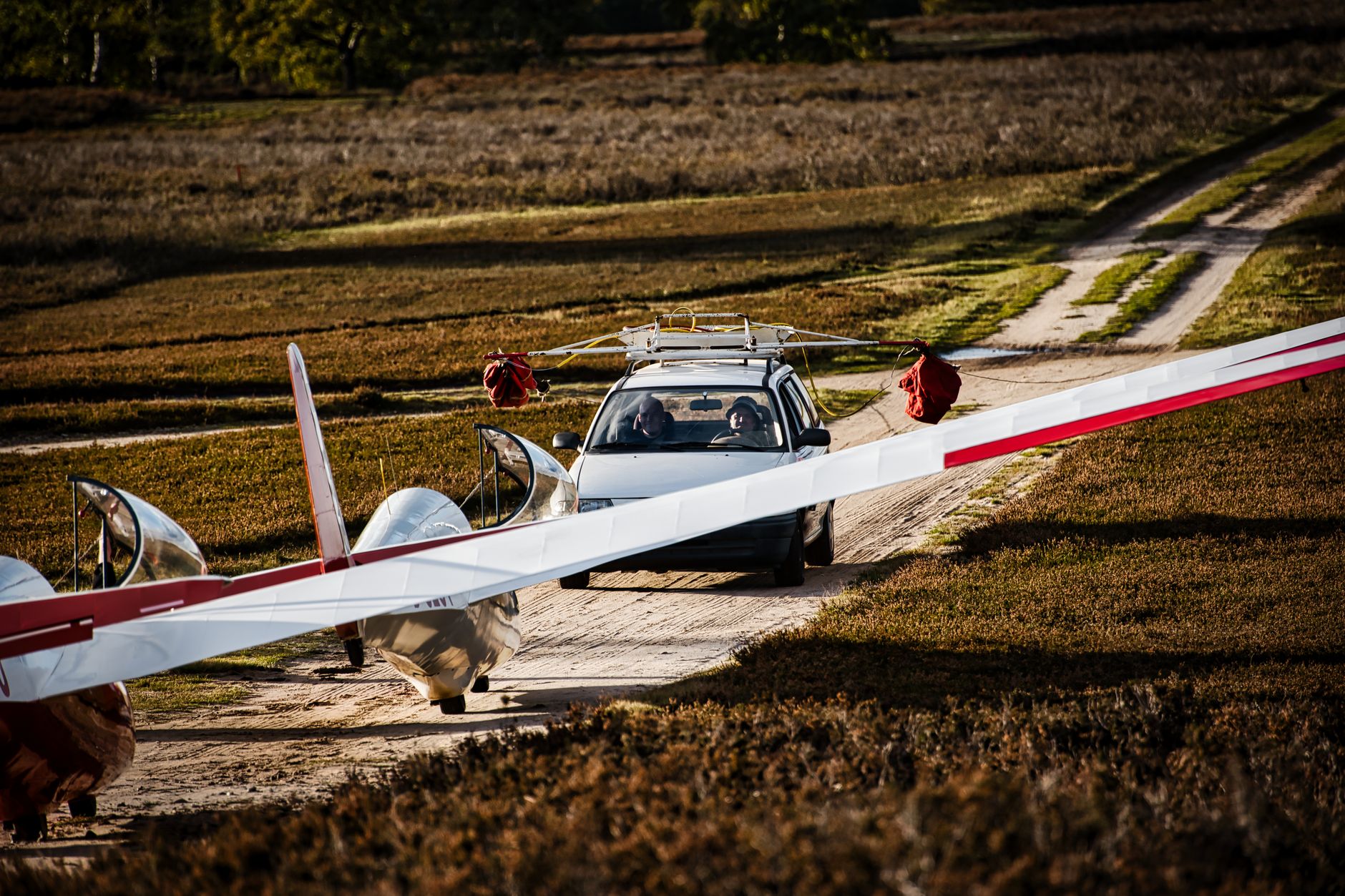 Alef Aeronautics demonstrează un prototip de mașină zburătoare deasupra modelelor Tesla