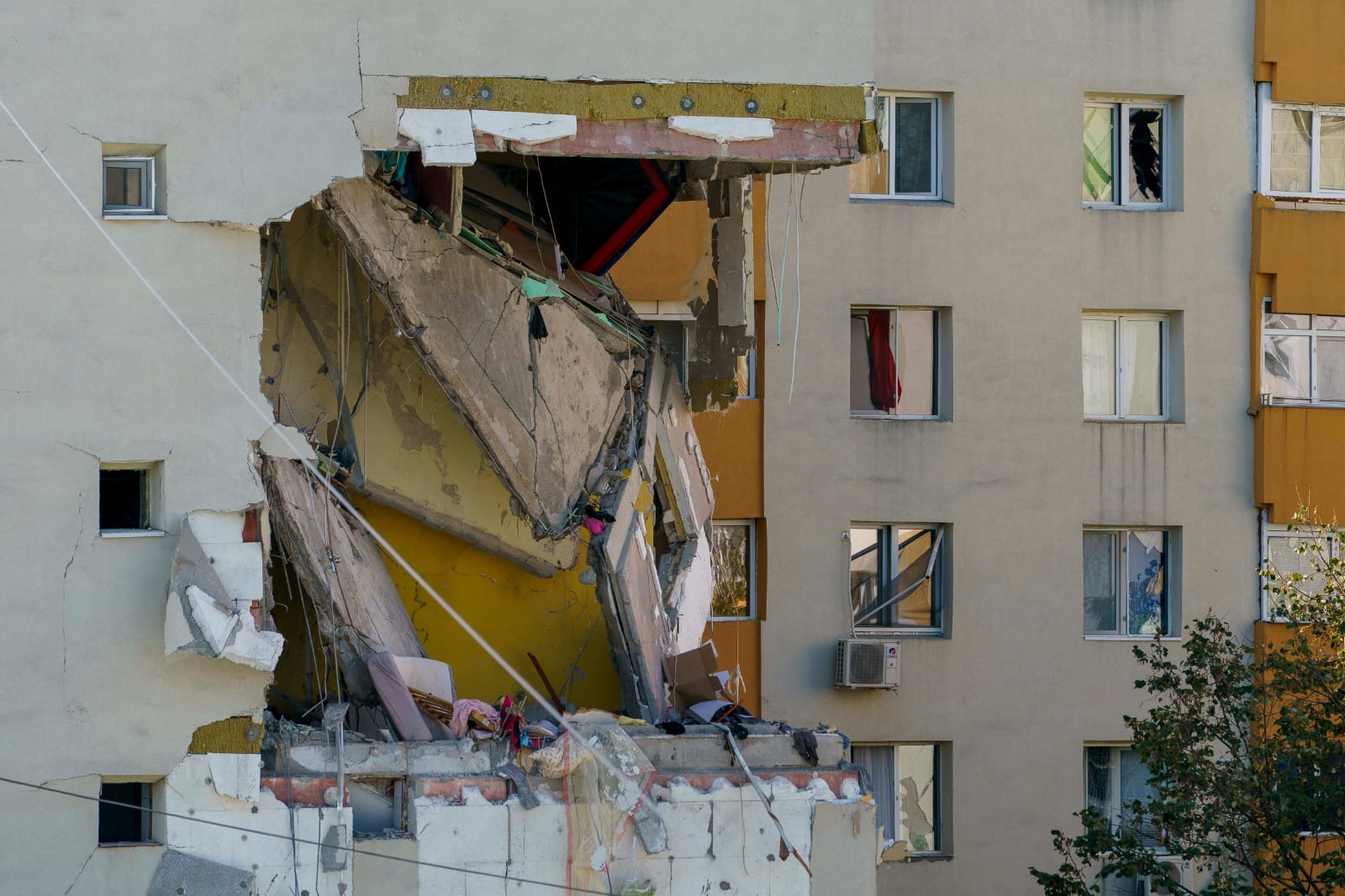 Primăria Capitalei reluă lucrările de punere în siguranță a blocului afectat de explozia din Rahova