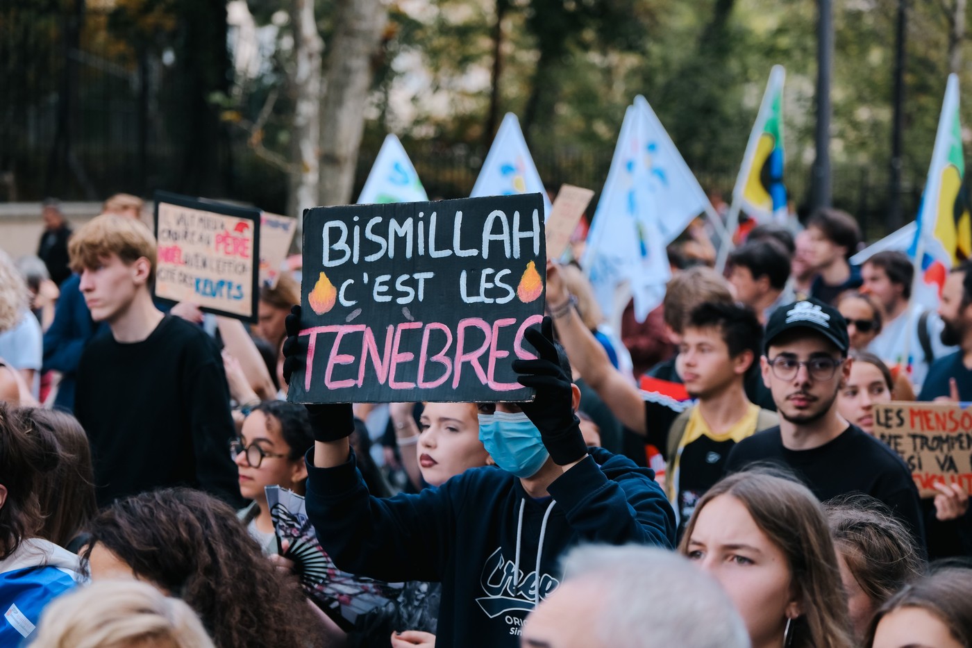 Sloganul „Bismillah, c’est les ténèbres” devine simbol al protestelor studențești din Europa