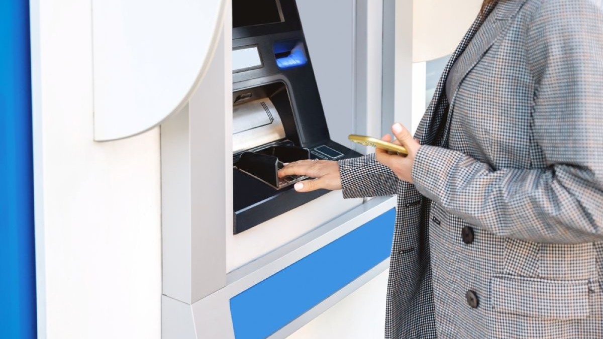 Utilizarea cardului bancar al unei persoane decedate este ilegală, chiar dacă familia deține codul PIN