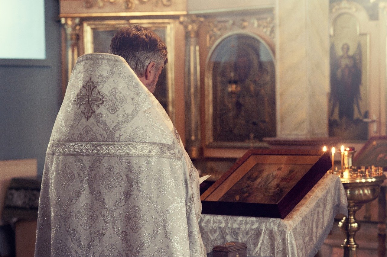 Un preot din Vaslui, cunoscut ca „îngerul copiilor sărmani”, este arestat pentru viol și agresiuni sexuale