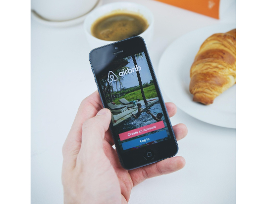 Airbnb introduce noi reguli pentru rezervări: se limitează cerințele pe care gazdele le pot impune turiștilor