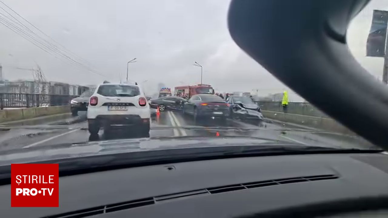 Accident grav pe Podul Pipera: un autovehicul a intrat pe contrasens și a lovit trei vehicule