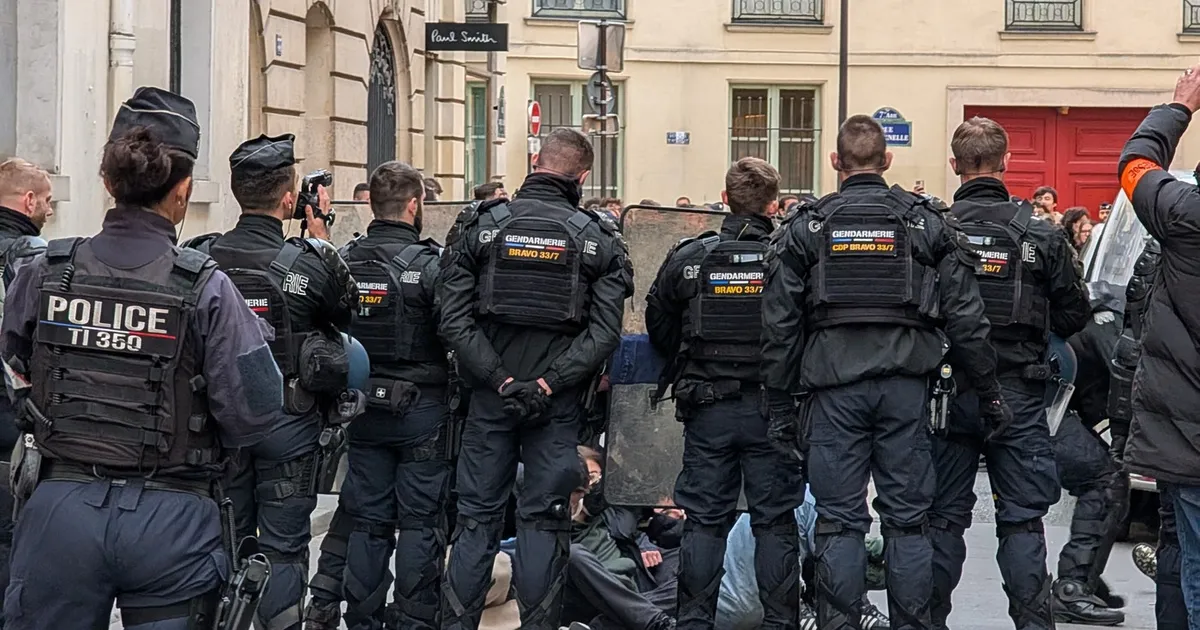 Dezinformarea și imaginile generate cu AI amplifică tensiunile din timpul protestelor violente din Franța