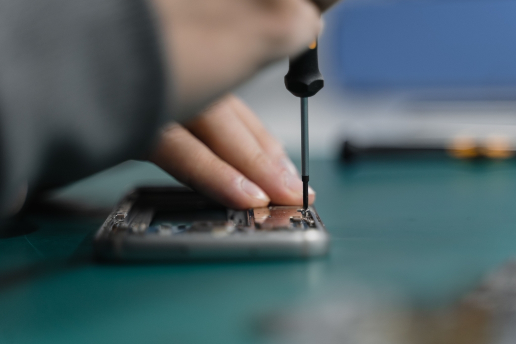O angajată a unui magazin de telefoane a sustras 74 de dispozitive prin modificarea datelor din sistem