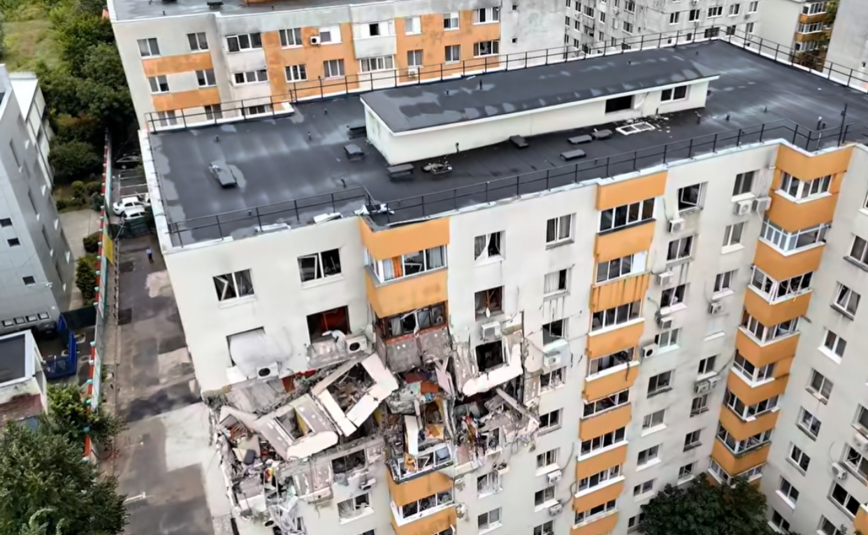 Incident la demolarea blocului din Rahova: o macara s-a înclinat și s-a sprijinit de imobilul afectat de explozie
