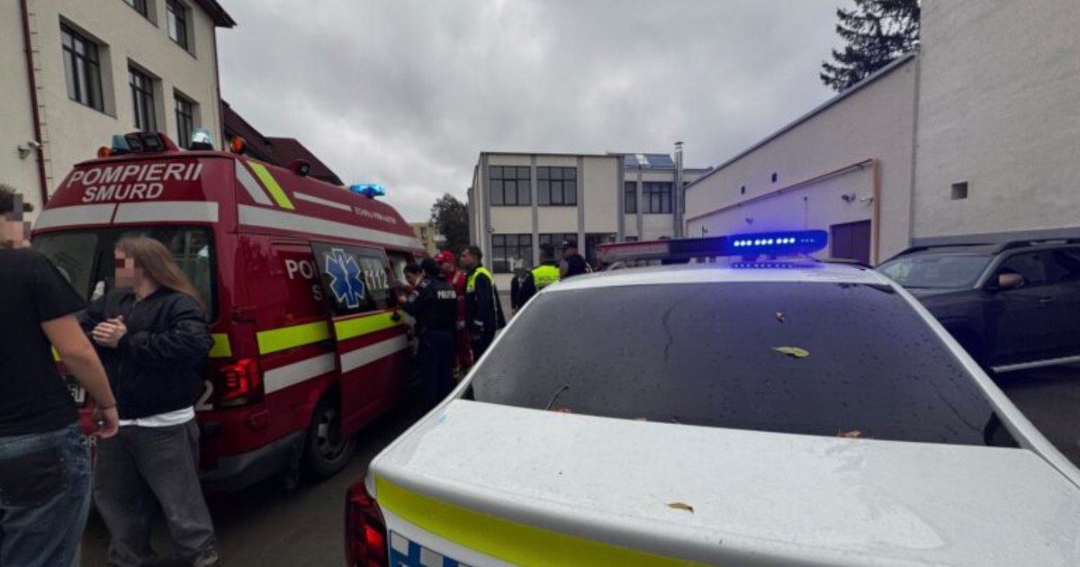 Un elev de 15 ani din Pitești a fost reținut după ce și-a atacat colegii cu o macetă