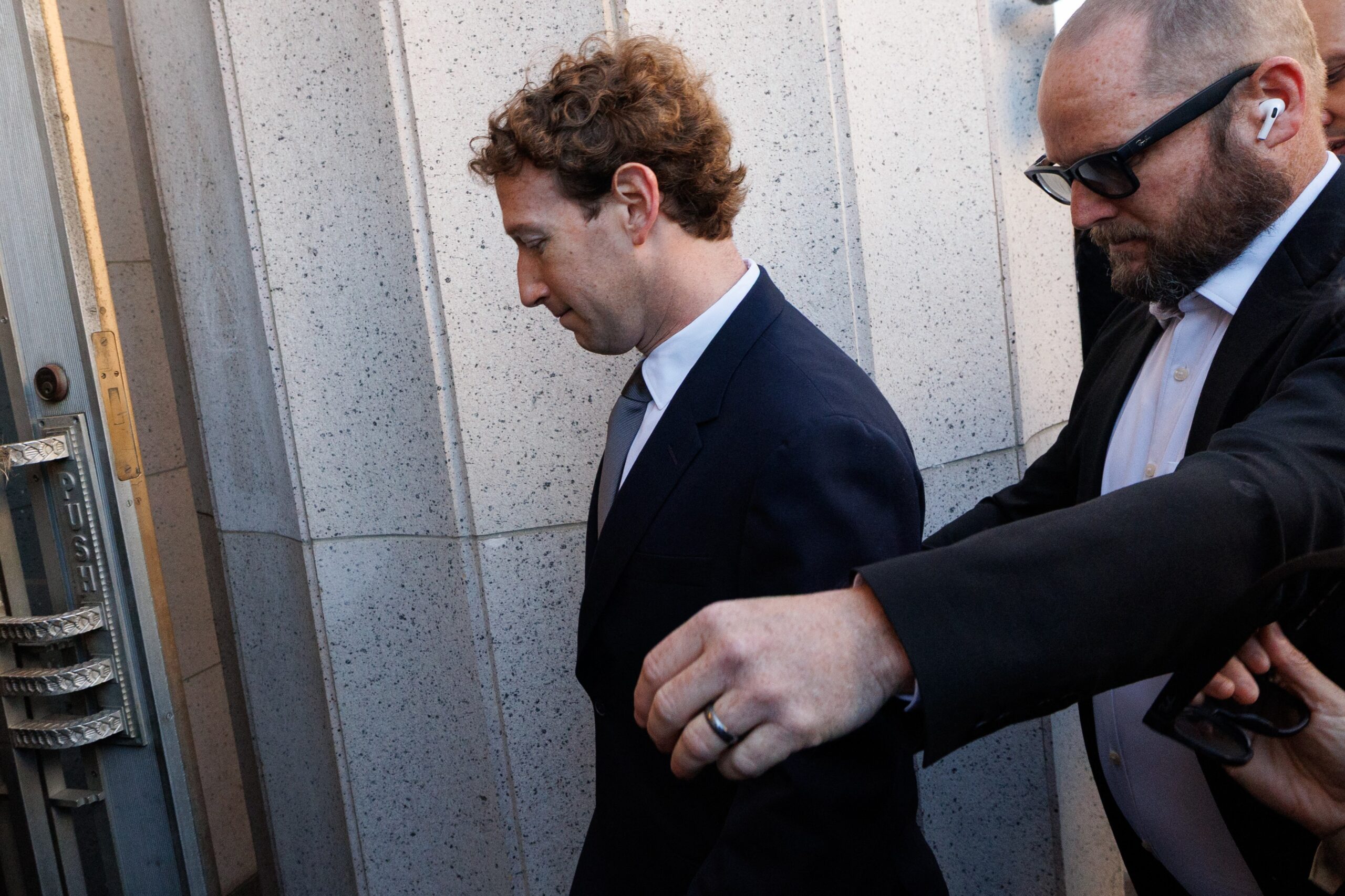 Meta încheie un acord cu Mark Zuckerberg pentru a preveni mutarea sa din California