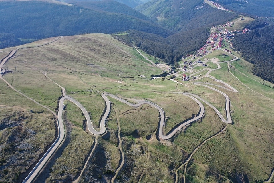 Programul de circulație pe drumurile Transfăgărășan și Transalpina: se anunță restricții de iarnă