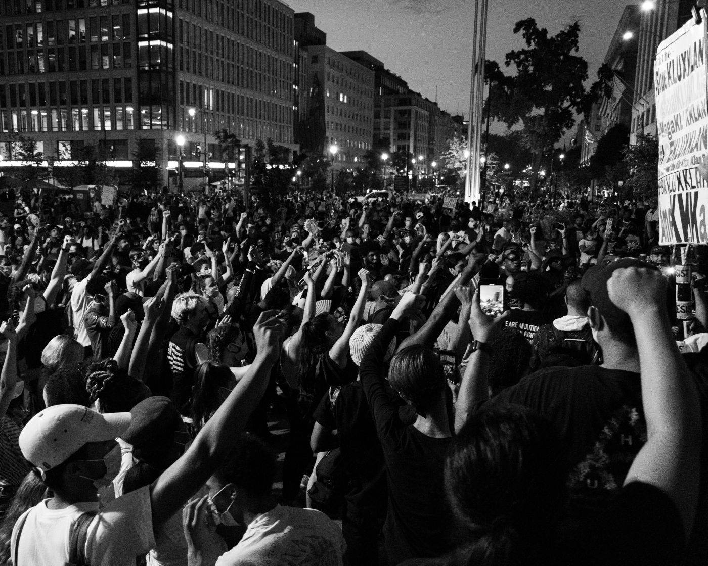 Miting masiv în Belgrad: Zeci de mii de oameni au susținut coaliția de opoziție din Serbia
