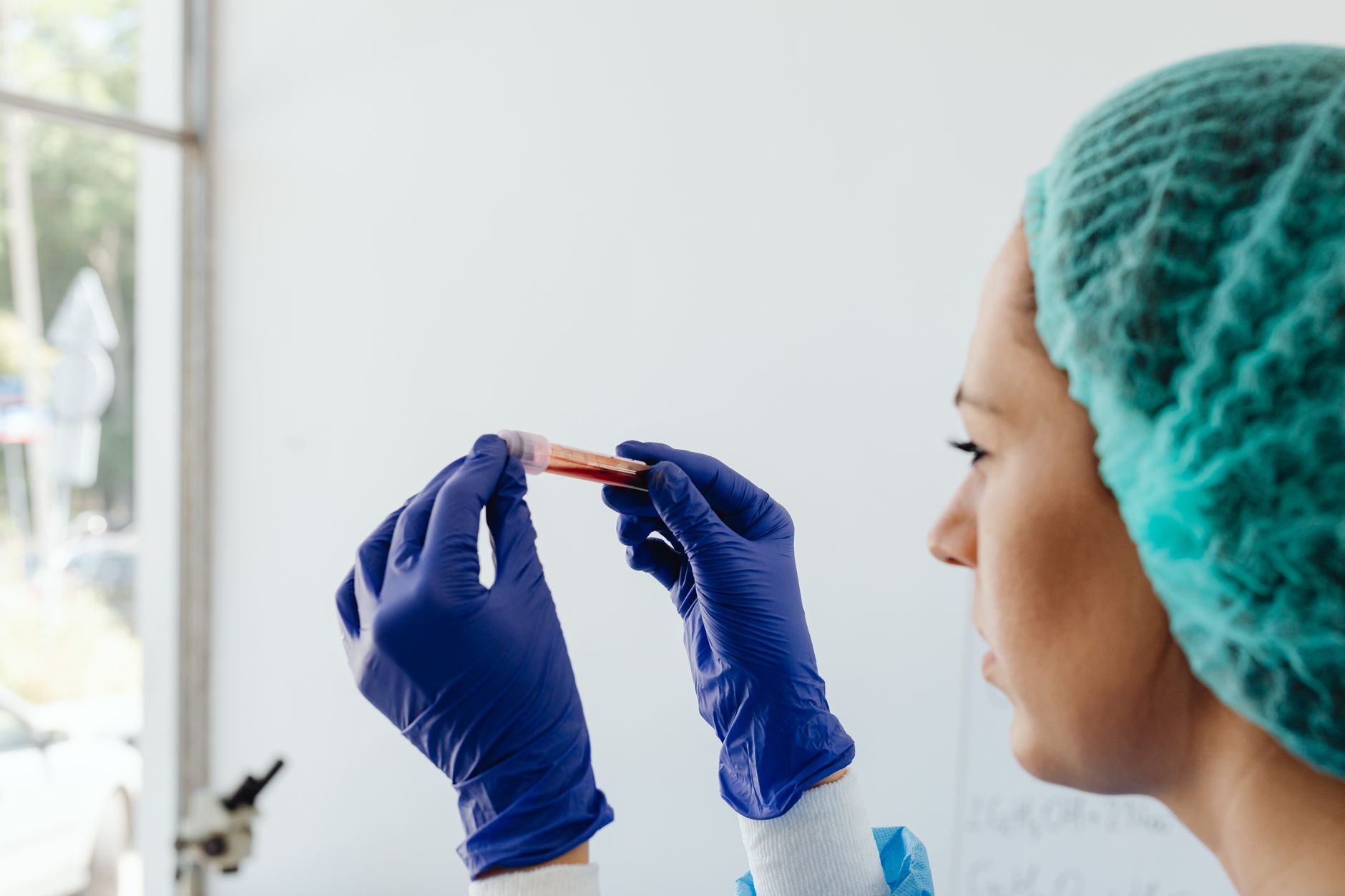 Premieră medicală în Statele Unite: un pacient a primit un virus proiectat prin inteligență artificială