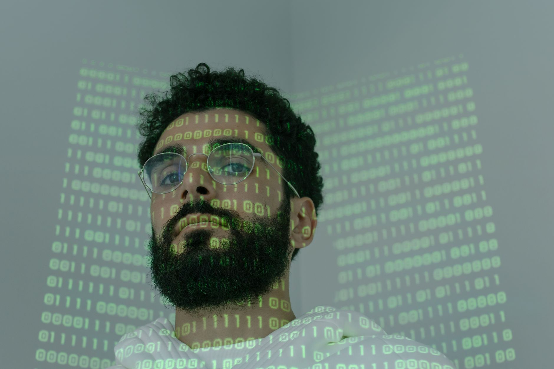 Sancțiuni record pentru Meta și alerte tehnologice globale: de la arme AI la vulnerabilități PHP