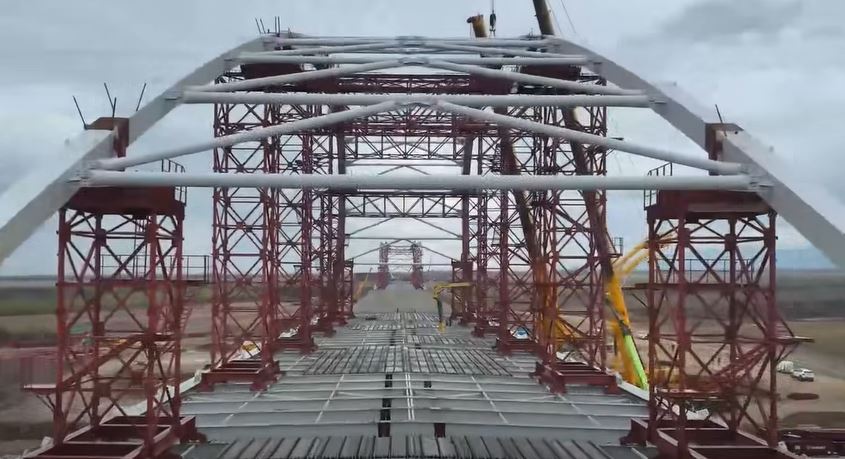 Autostrada Sibiu-Făgăraș: s-a început montarea ultimului segment metalic al arcului de pe tronsonul 3