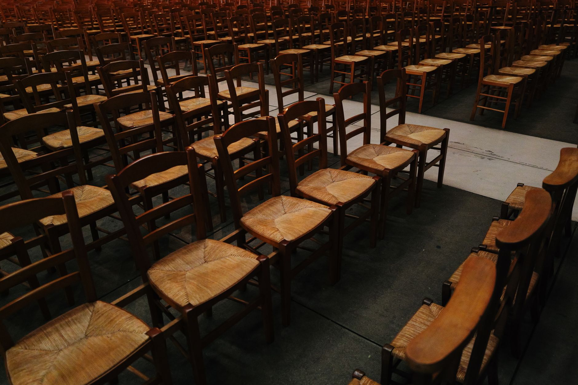 Elev de 15 ani care a atacat colegii cu o macetă a fost plasat în arest la domiciliu