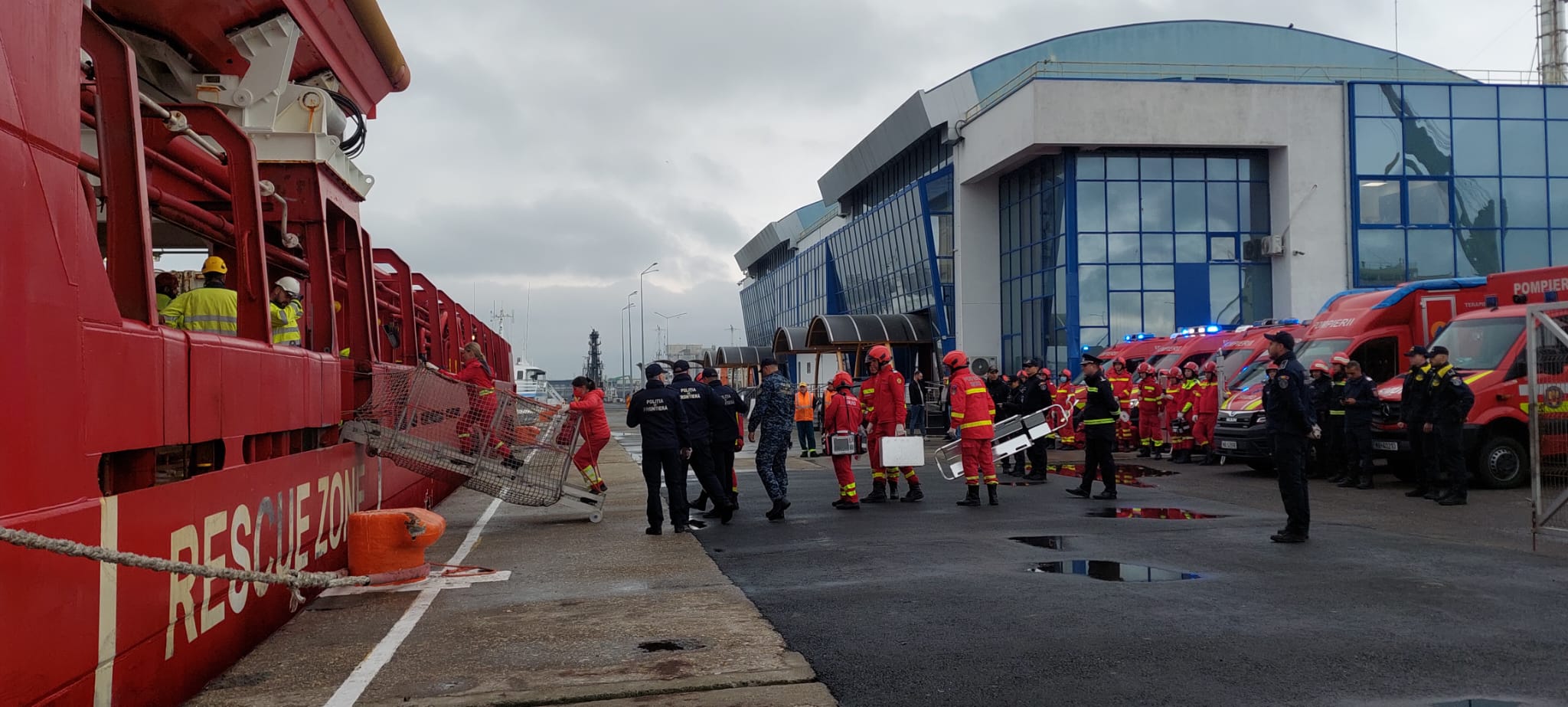Nouă marinari salvați de pe o navă atacată cu drone în Marea Neagră au ajuns la Constanța