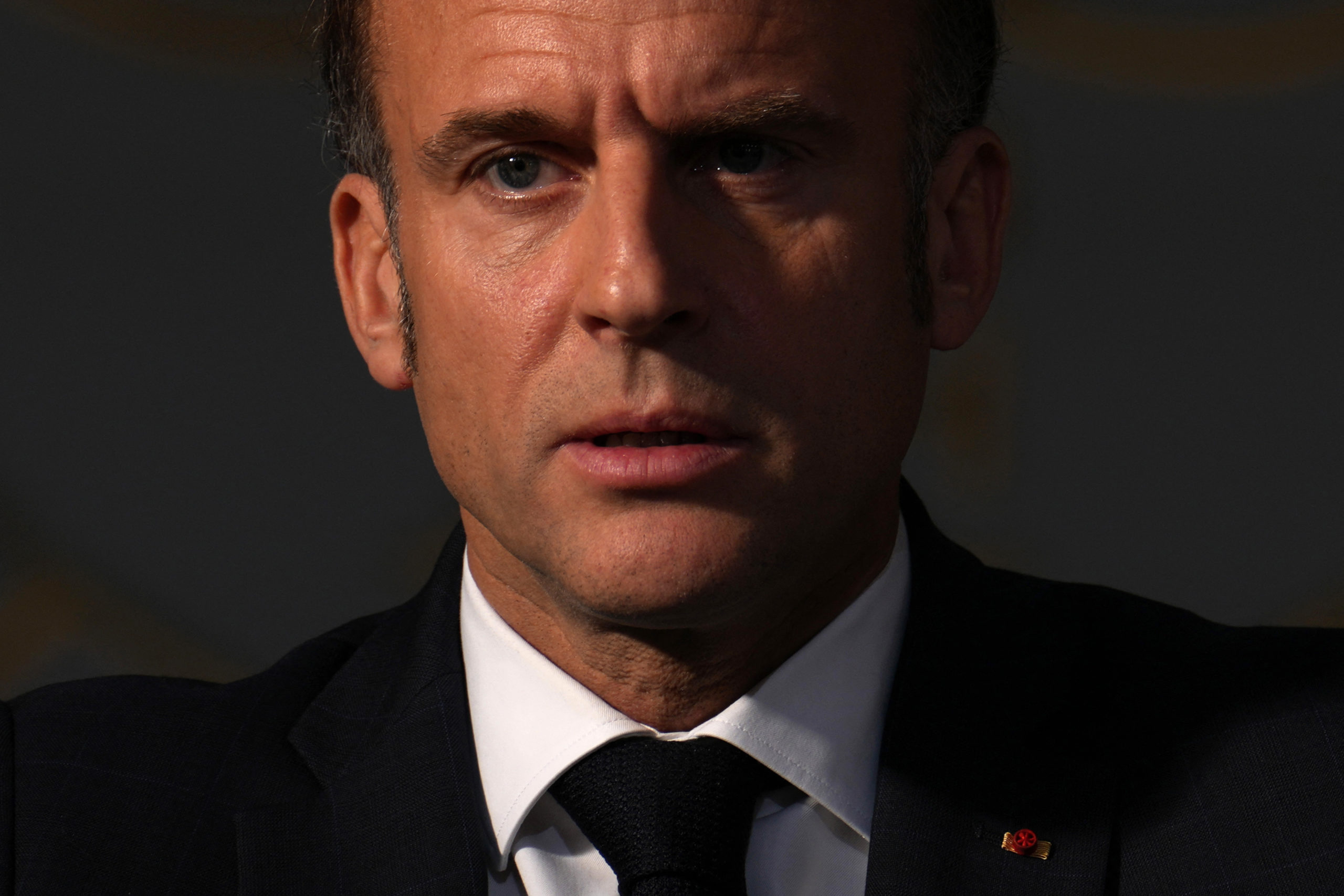 Emmanuel Macron califică atacul armat din Trappes drept un act terorist cu caracter rasist