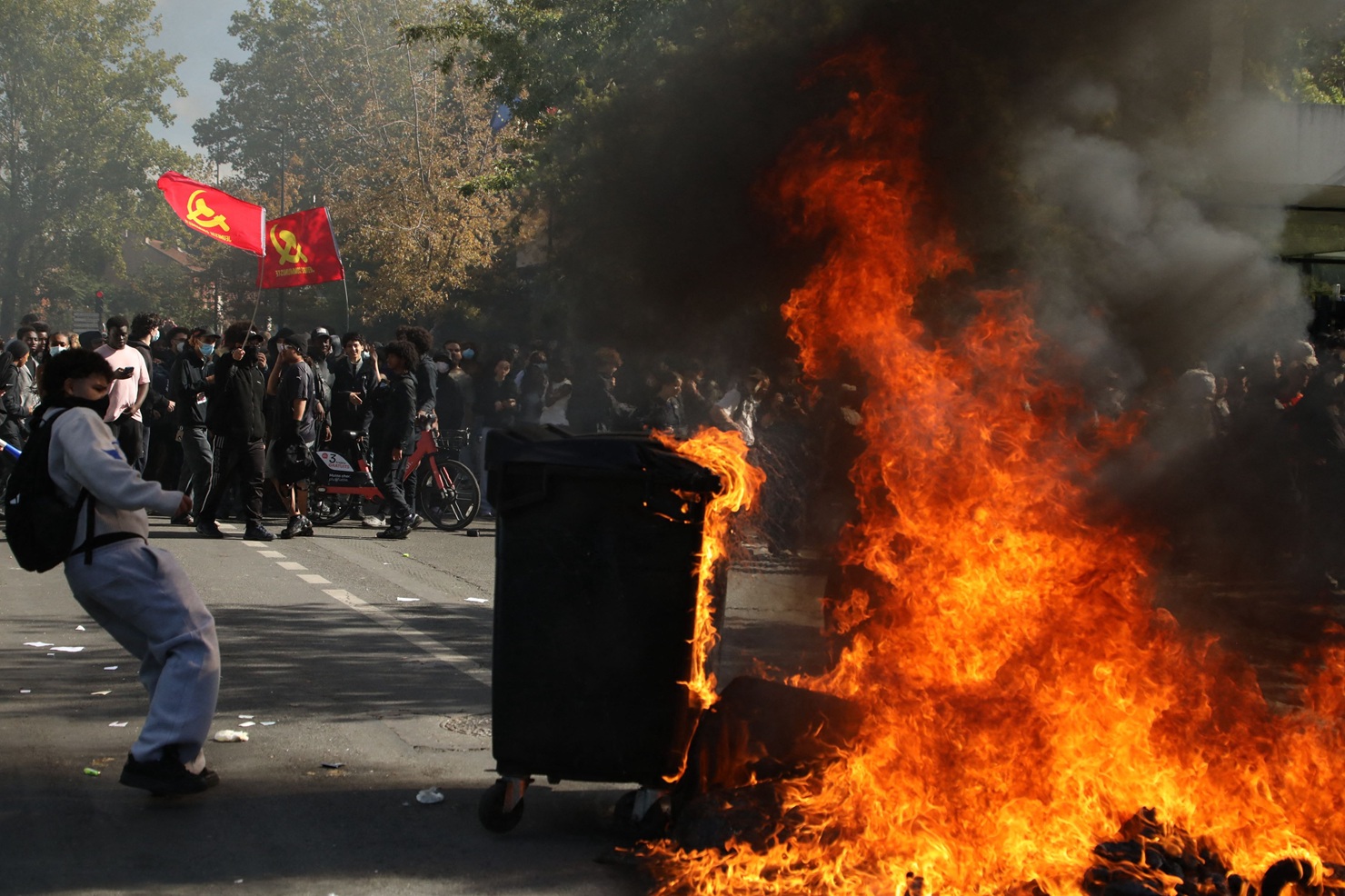 Franța mobilizează 70.000 de polițiști pentru un weekend de proteste tensionate