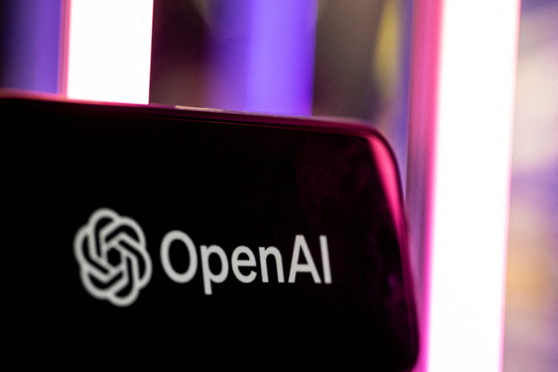 OpenAI va antrena noile modele de inteligență artificială fără acces la internet