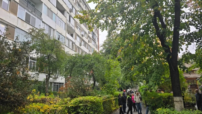 Evacuare preventivă într-un bloc din Sectorul 6, după apariția unei crăpături între două scări