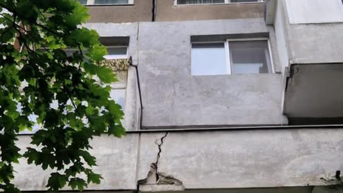 Alertă în Sectorul 6: Un bloc cu risc seismic a fost evacuat după apariția unei crăpături între scări